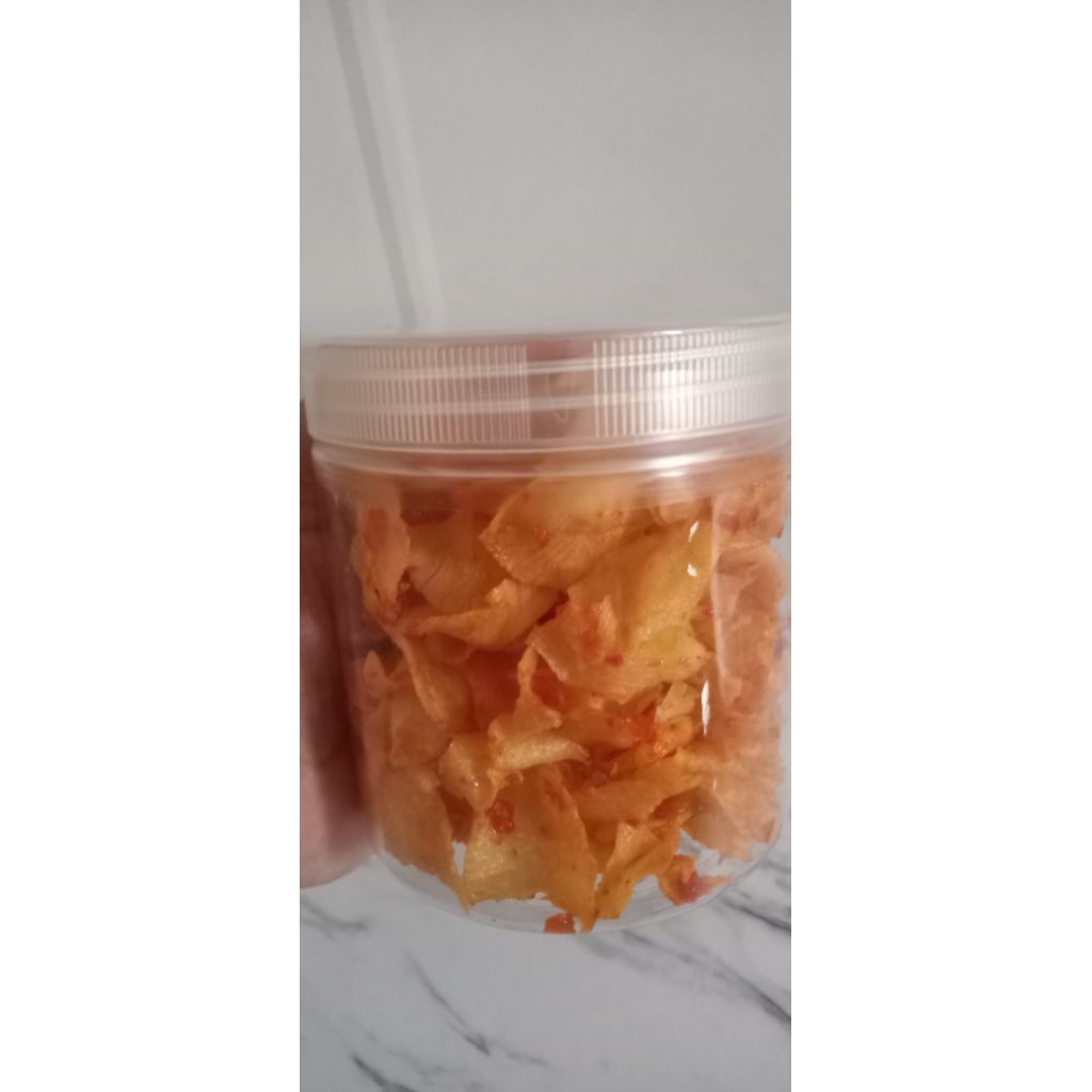 

keripik singkong pedas manis dan juga ori. kemasan toples tabung.