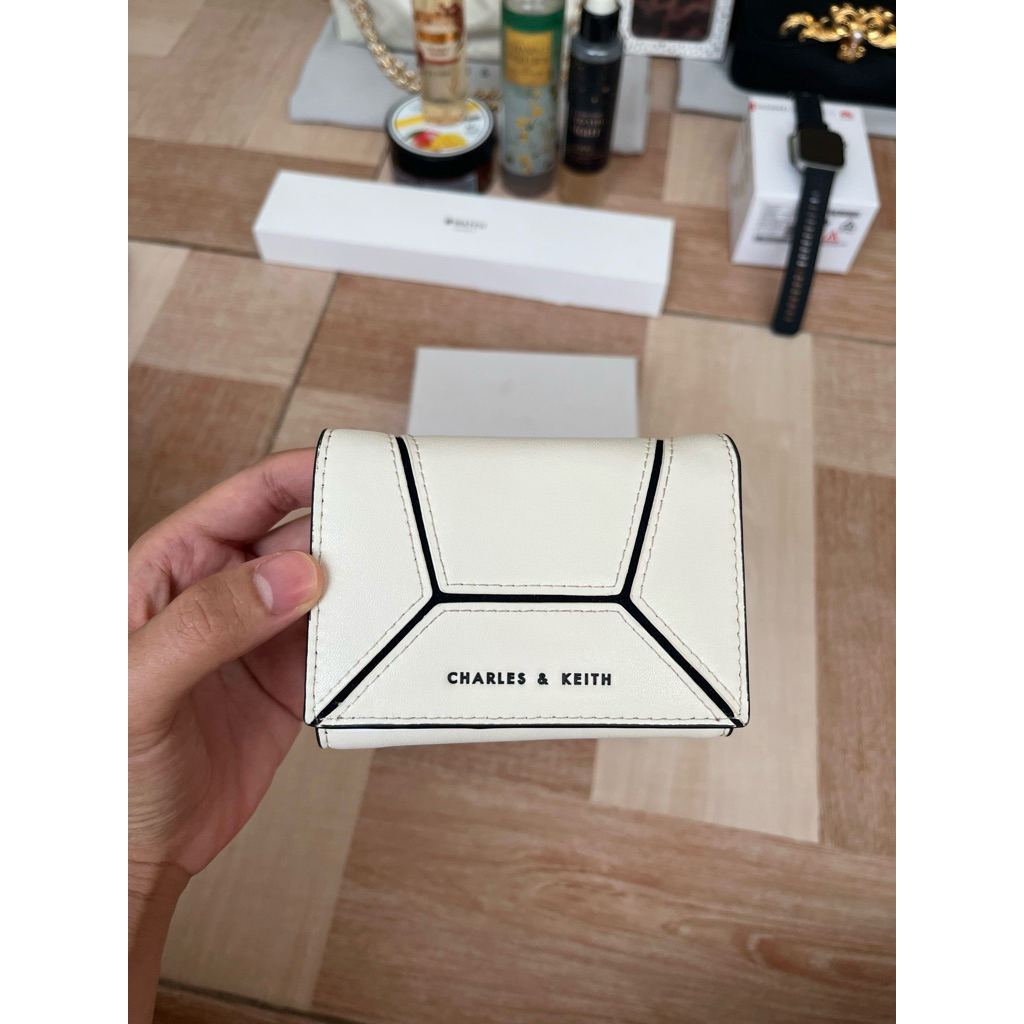 Dompet Wallet Charles and keith White