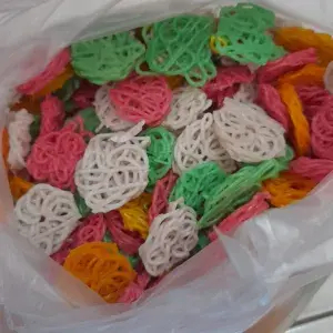 

kerupuk Mawar warna-warni