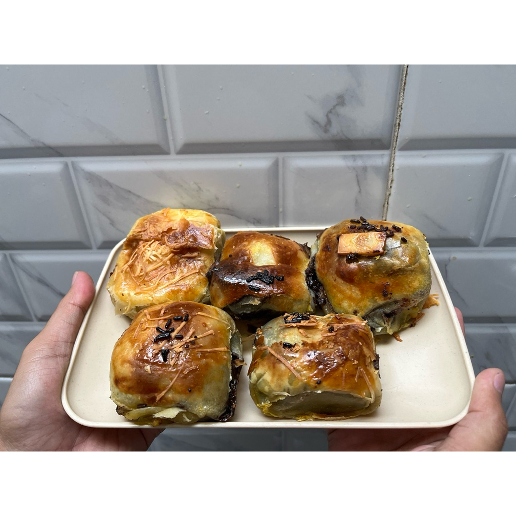 

Bolen Pisang Isi 10pcs/box -Bolen Cokelat - Bolen Keju - Bolen Pisang Ukuran Jumbo