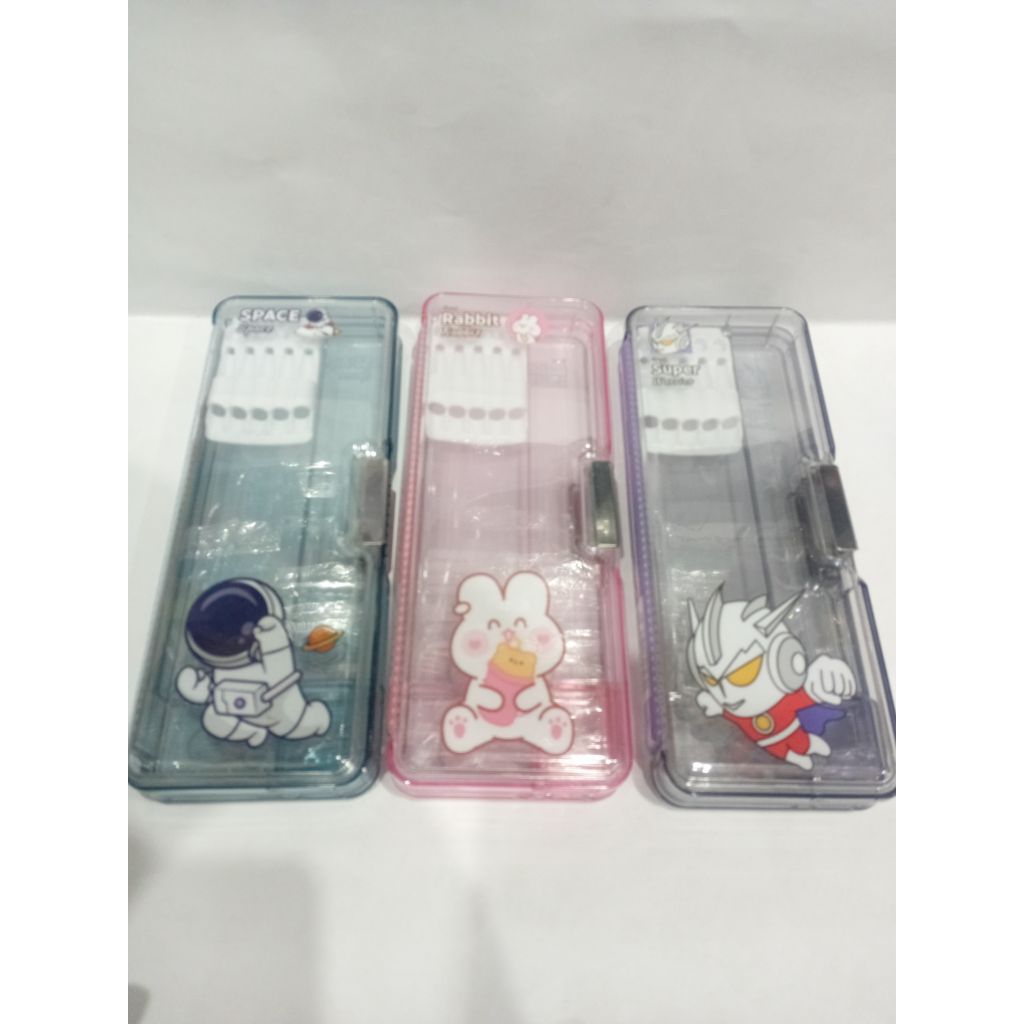 

Smart Panda Tempat Pensil Magnet Transparan Karakter Super Warrior Astronot Rabbit 35334-B Bahan Plastik Tebal Tahan Air Dilengkapi 2 Kotak Penghapus Ukuran 23x9x3cm
