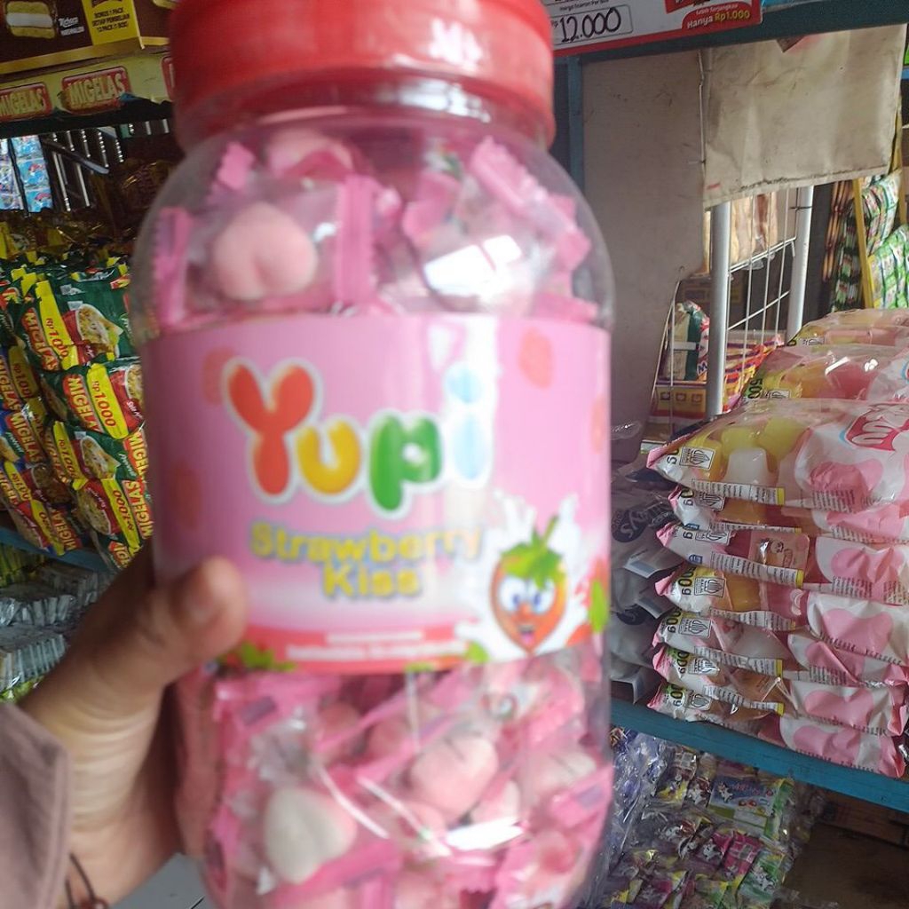

YUPI STOWBERI KISS TOPLES ISI 125 BIJI