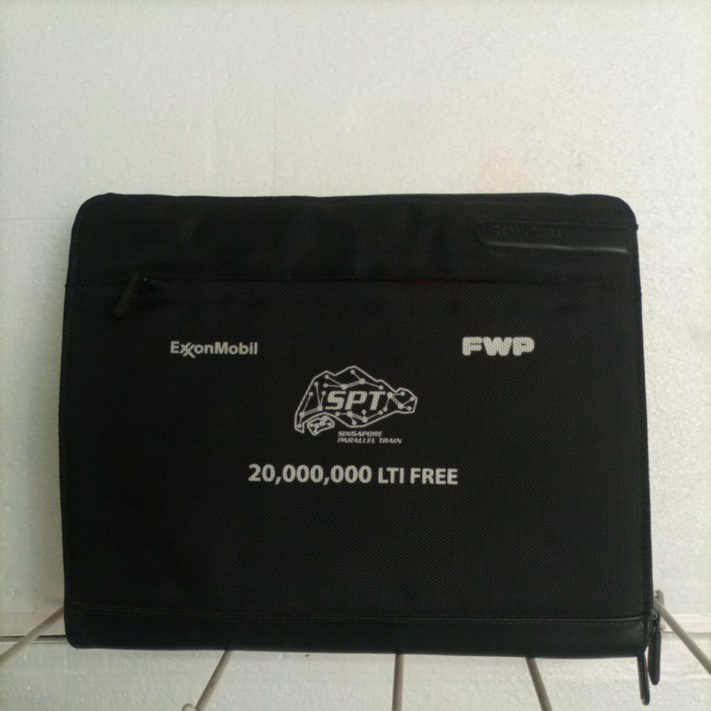 

Cerruti 1881Bag-Map-alas-32cm-tinggi-28cm-preloved