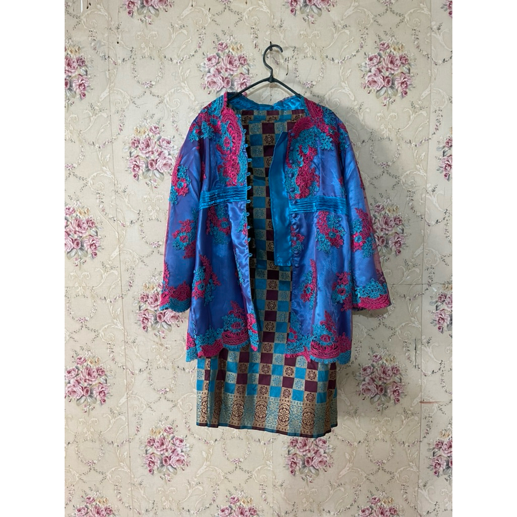 BAJU KEBAYA BEKAS 1 SET, LAMA DI LEMARI