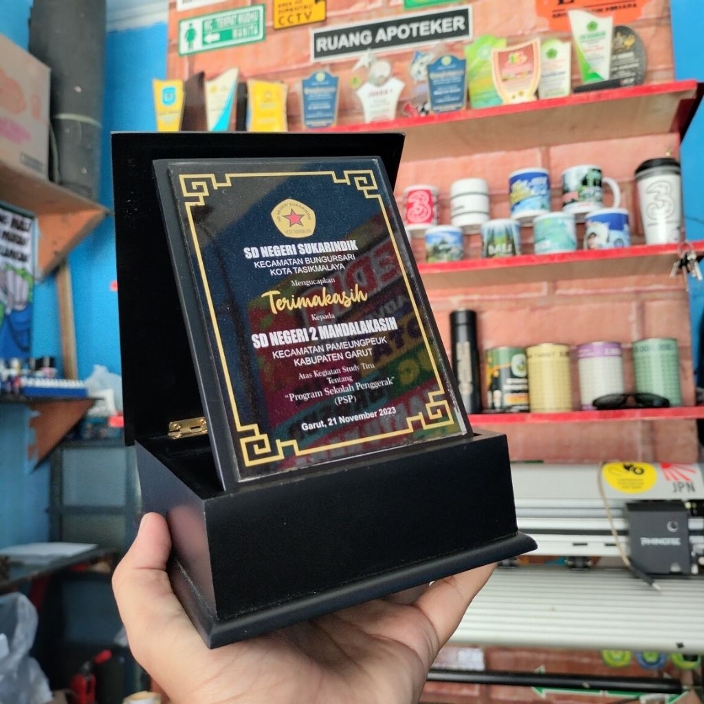 PLAKAT BOX KAYU / VANDEL BOX KAYU / PLAKAT BOX ACRILIC