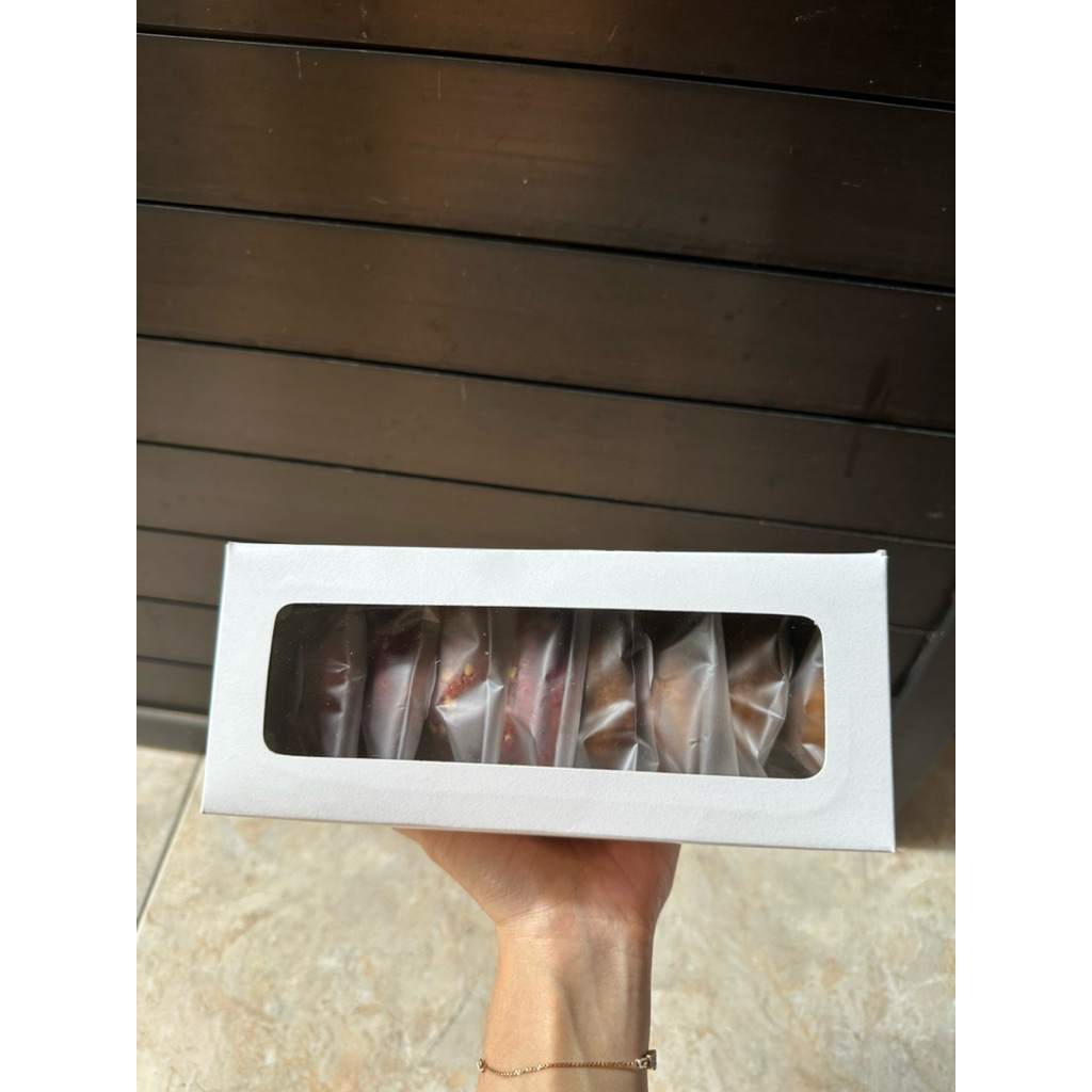 

1 box isi 10 mix cookies & brownies (free buble wrap)