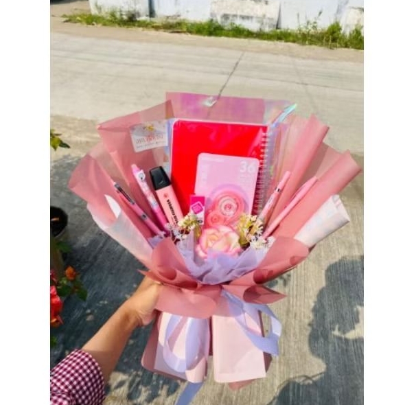 

Buket alat tulis isi (buku harian, bulpoin lucu, persil isi besar 2,stabilo, penghapus, stipo)