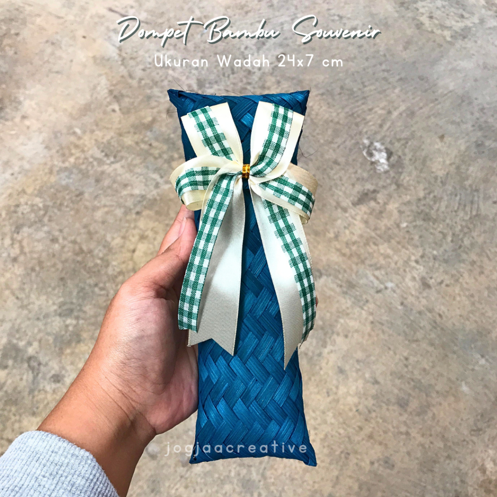 

PACKAGING SOUVENIR DOMPET BAMBU LANCIP 24x7 cm anyaman bambu Dompet Lancip Sedotan/dompet anyaman bambu bentuk tabung/ tempat sendok kayu/wadah pensil bambu