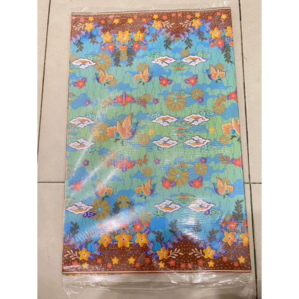 

Kertas kado 1 pack isi 50 lembar