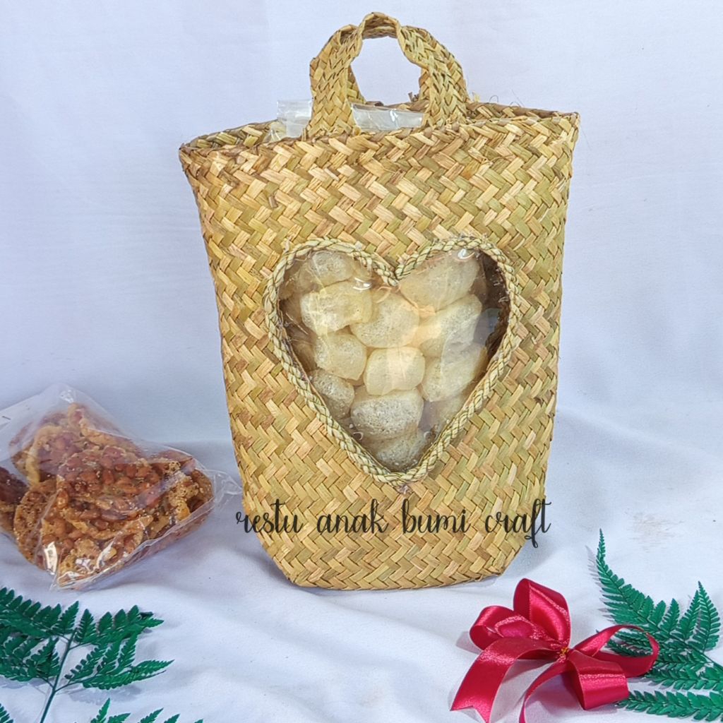 

tas purun mika love cocok wadah parsel dan hampers lebaran bisa juga buat wadah oleh2 wadah senek dan wadah buah