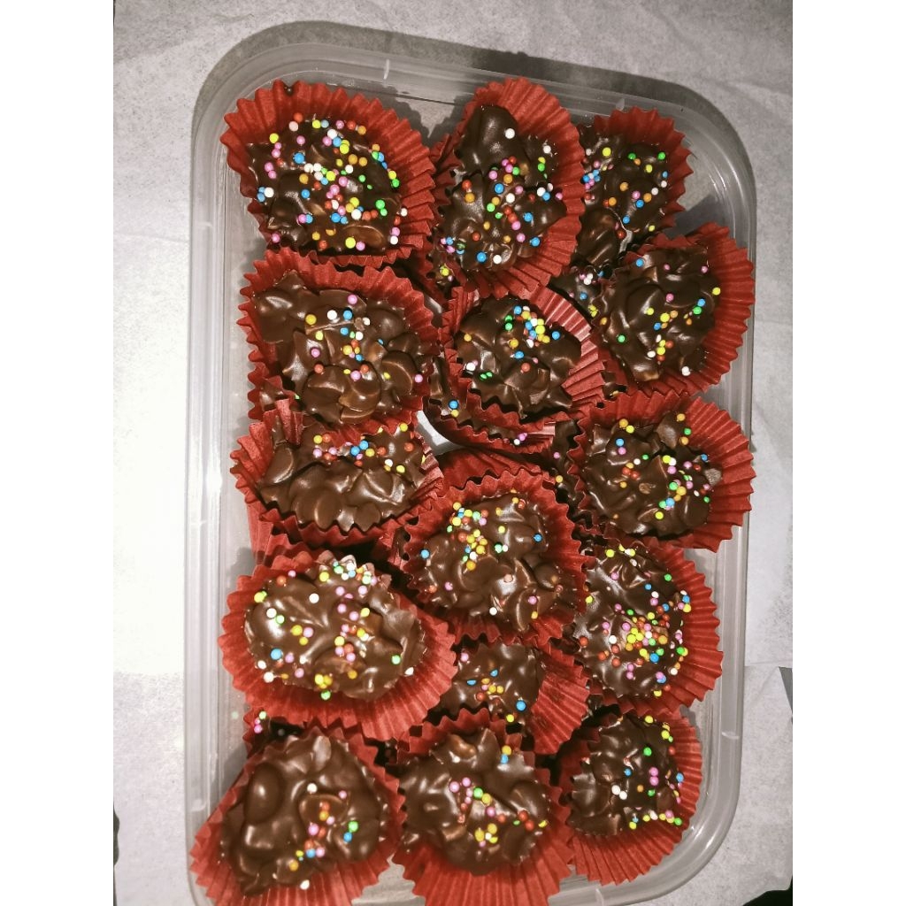 

COKLAT KACANG ISI 30 PCS KUE LEBARAN