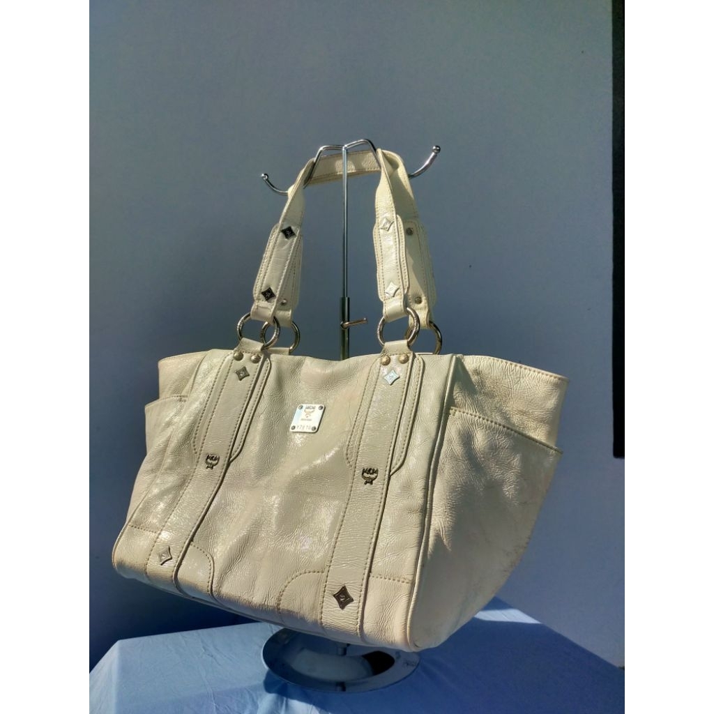 Tas Selempang Kulit Paten Kerut Broken white MCM (MCM Broken white Crinkled Patent Leather Satchel)