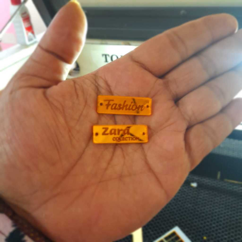 Label Akrilik 2mm Tulisan Hitam untuk Hijab / Gamis / Baju / Fashion