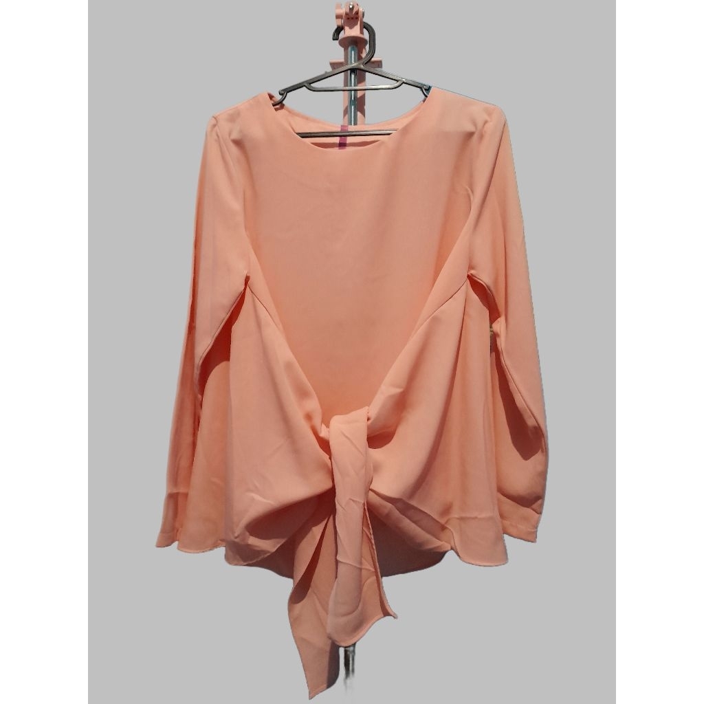 Blouse Wanita Peach Salem – Preloved Lengan Panjang Ikat Depan
