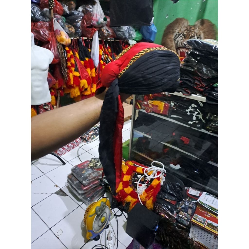 BLANGKON JOGJA KLIWIR HITAM LIS MERAH