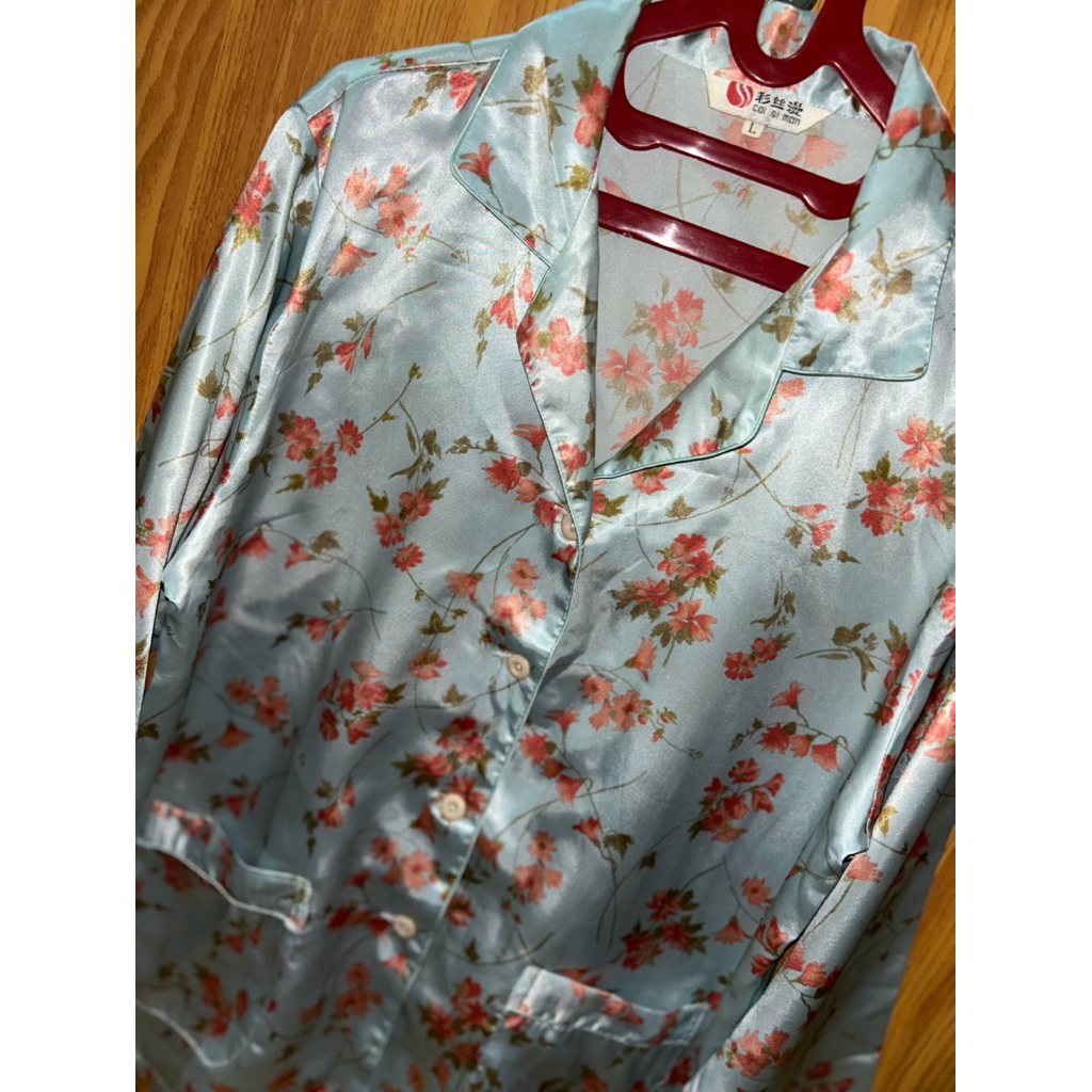 Set Piyama Satin Wanita Motif Bunga2 – Baju Tidur Oneset Satin Warna Biru Muda Merk Coi Si Man (Prel