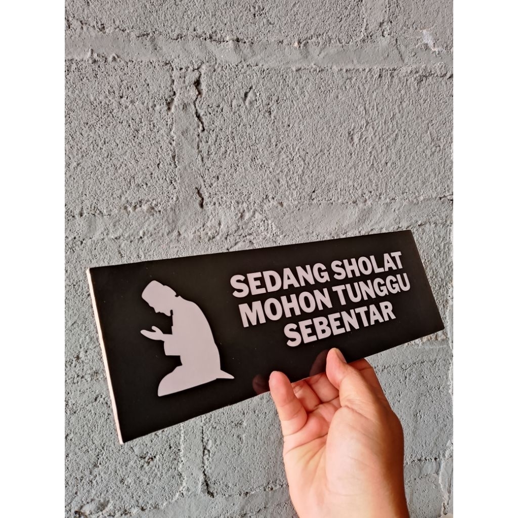 Plang MOHON TUNGGU SEBENTAR SEDANG SHOLAT