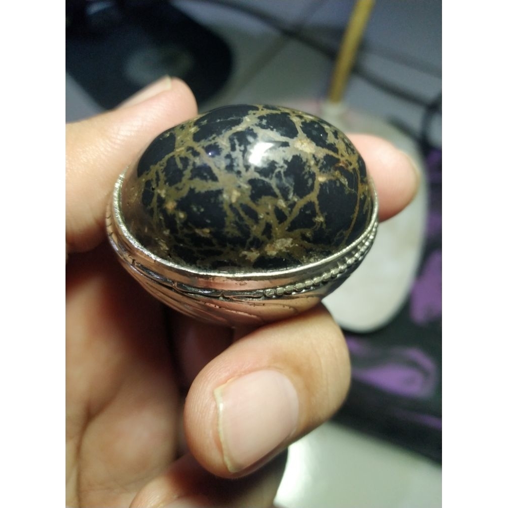 Batu Pirus Hitam Urat Emas Unik kode 47/937