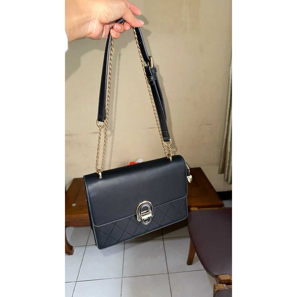 Tas Elizabeth rantai gold shoulder & sling preloved
