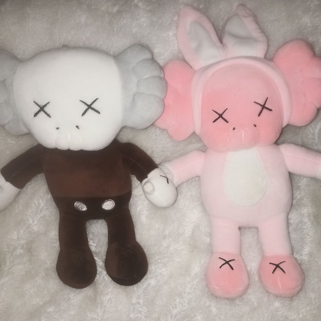 sepasang kaws boneka