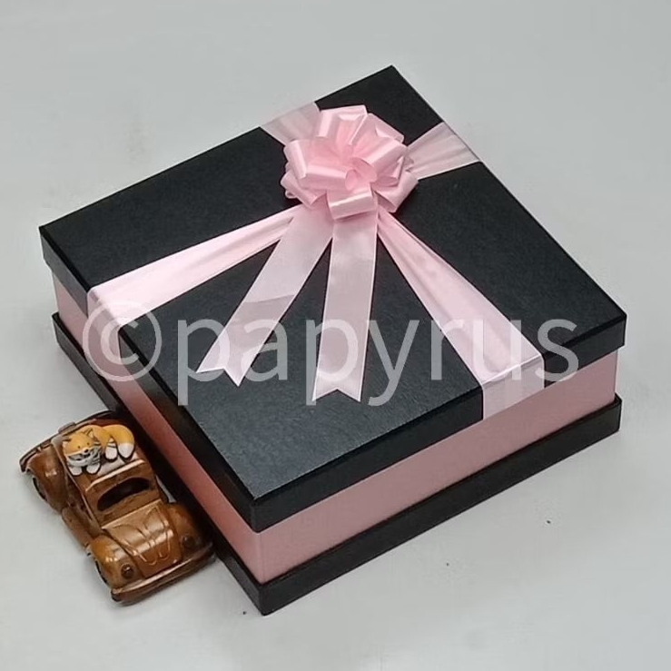 

PAPYRUS Sandwich 25x25 Tinggi 10cm Kotak Kado Gift Box Hardbox Hampers V2