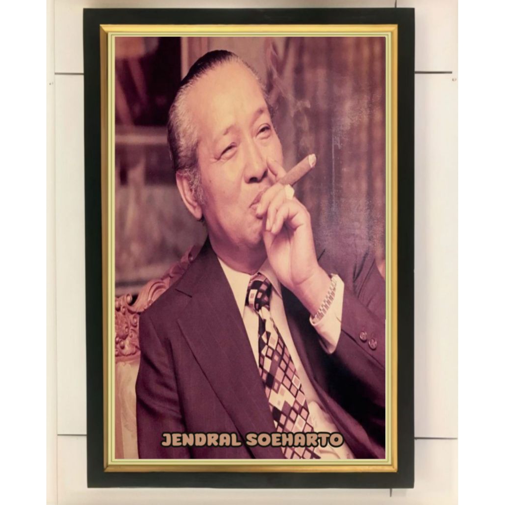 hiasan dinding poster Soeharto plus bingkai ukuran 53×35