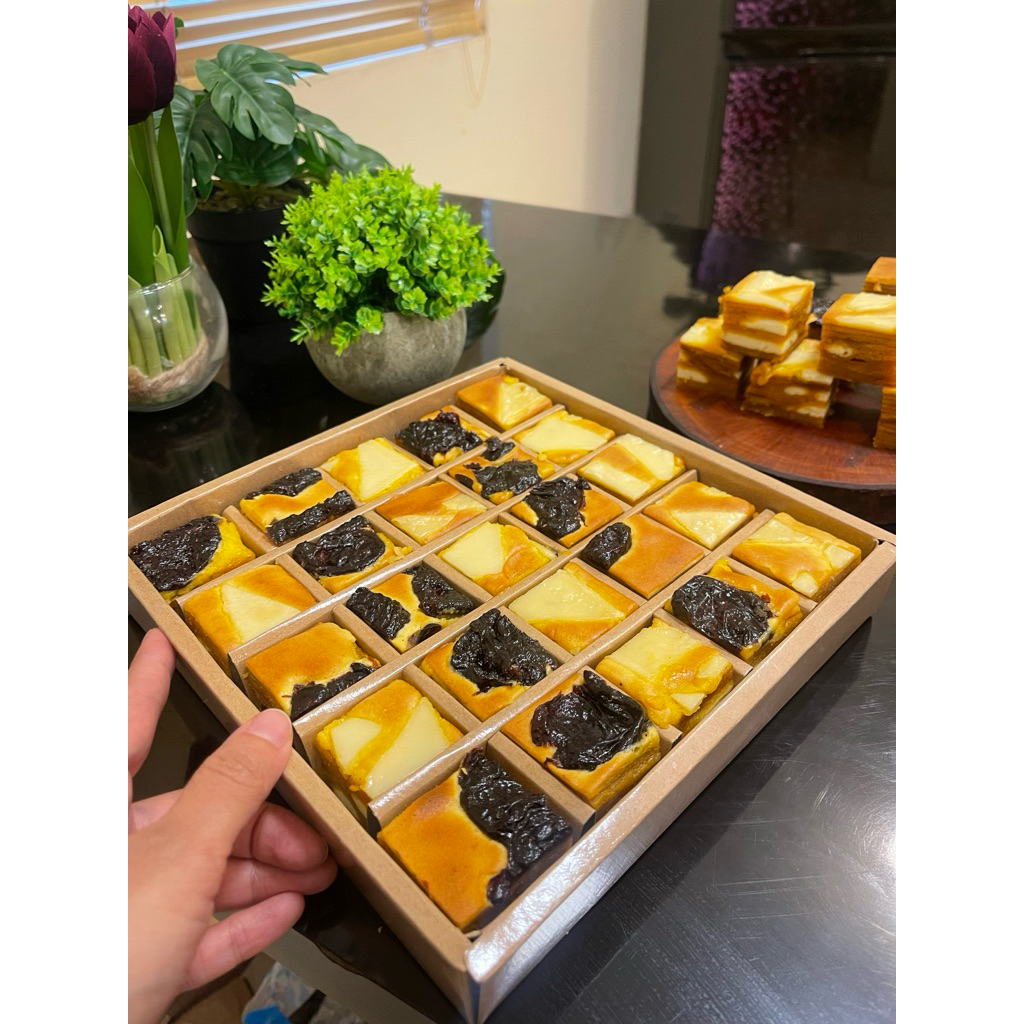 

Lapis Legit Mini Mix Prunes and cream Cheese