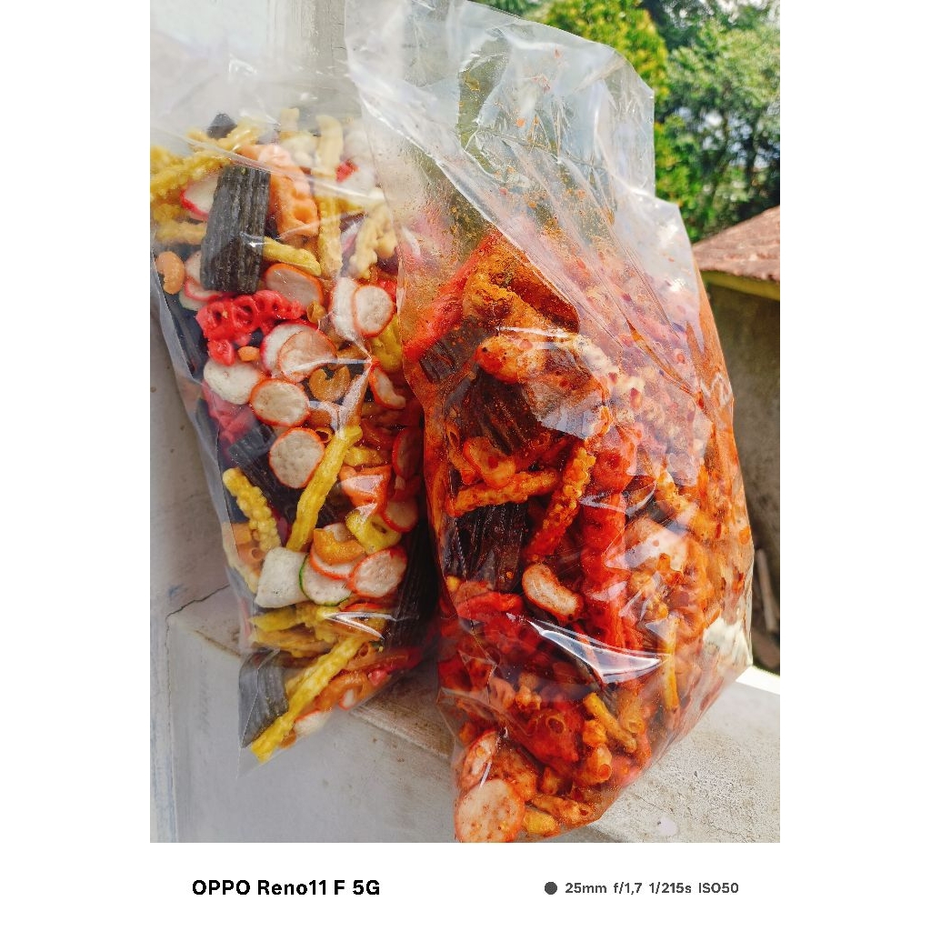 

Paket Hemat 500ori+500gr pedas Krupuk Seblak Campur Mix Pedas Daun jeruk