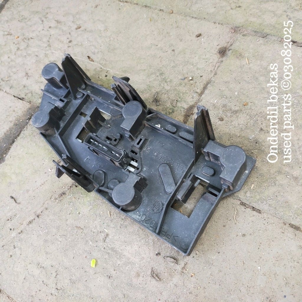 socket lampu stoplamp kanan Peugeot 406