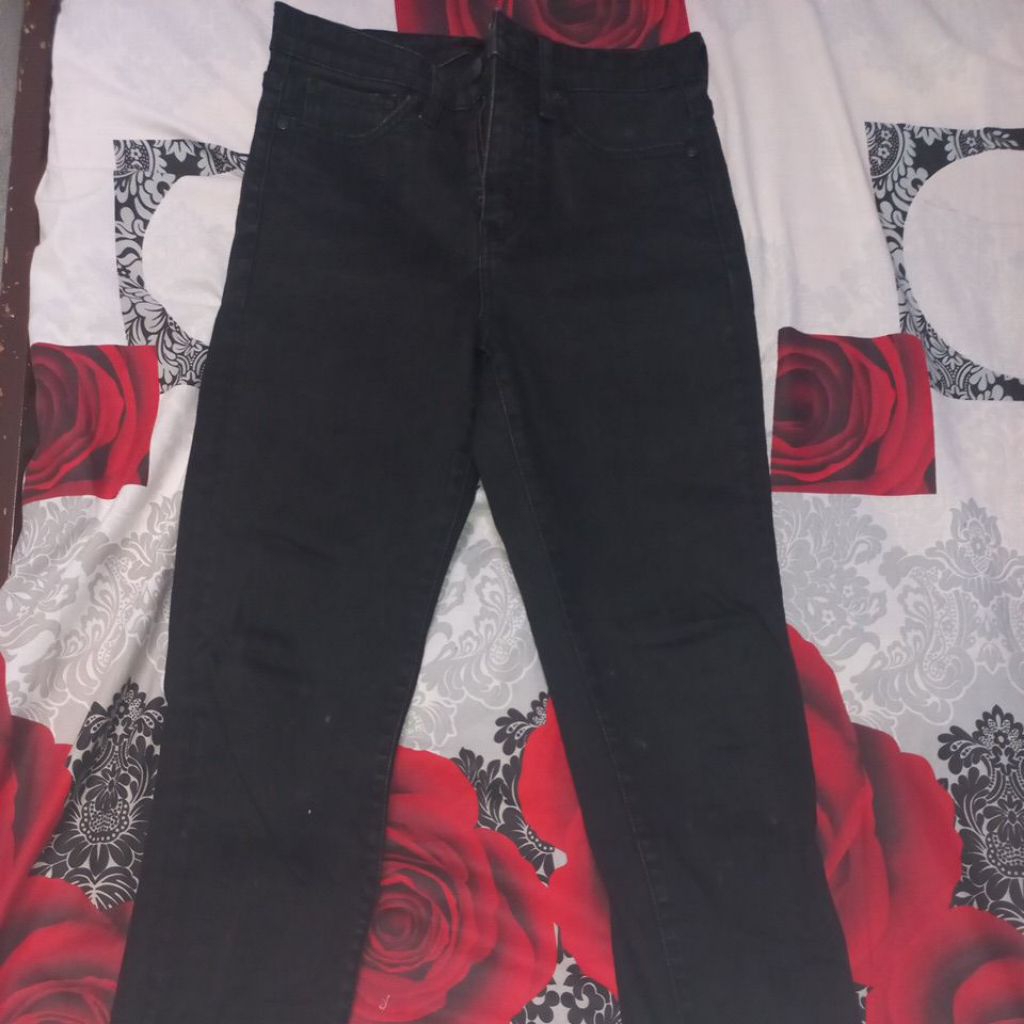 Jeans Hitam Uniqlo Straight Jeans PL