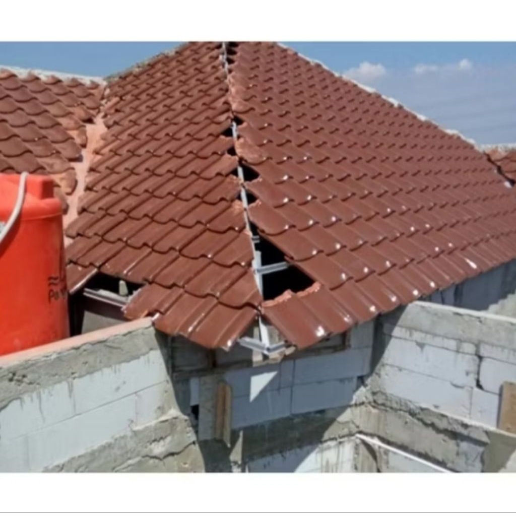 Baja ringan + atap genteng keramik kanmuri terpasang