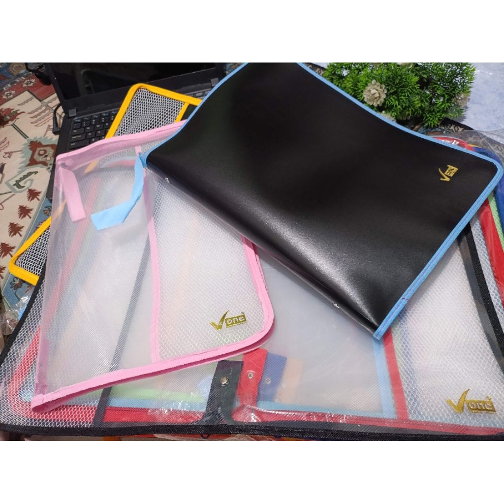 

Map Zipper V one Hitam dan transparan