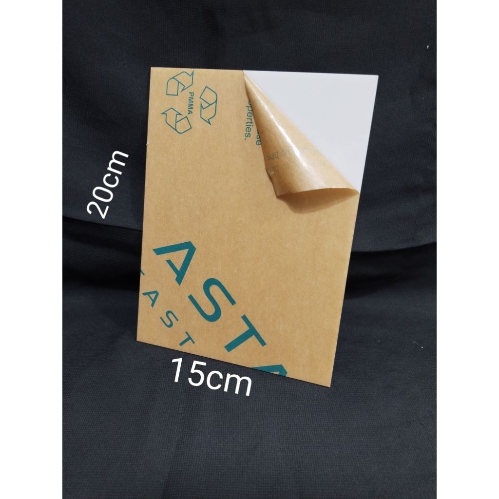 

Lembaran Akrilik Putih susu Tebal 2mm 15cm x 20cm