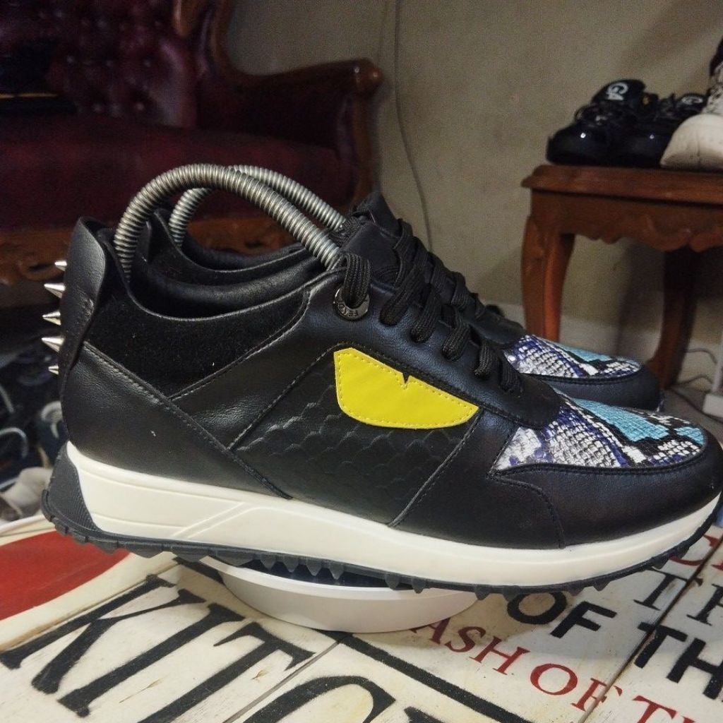 Fendi Mata Duri belakang Sepatu Branded Original second rasa baru