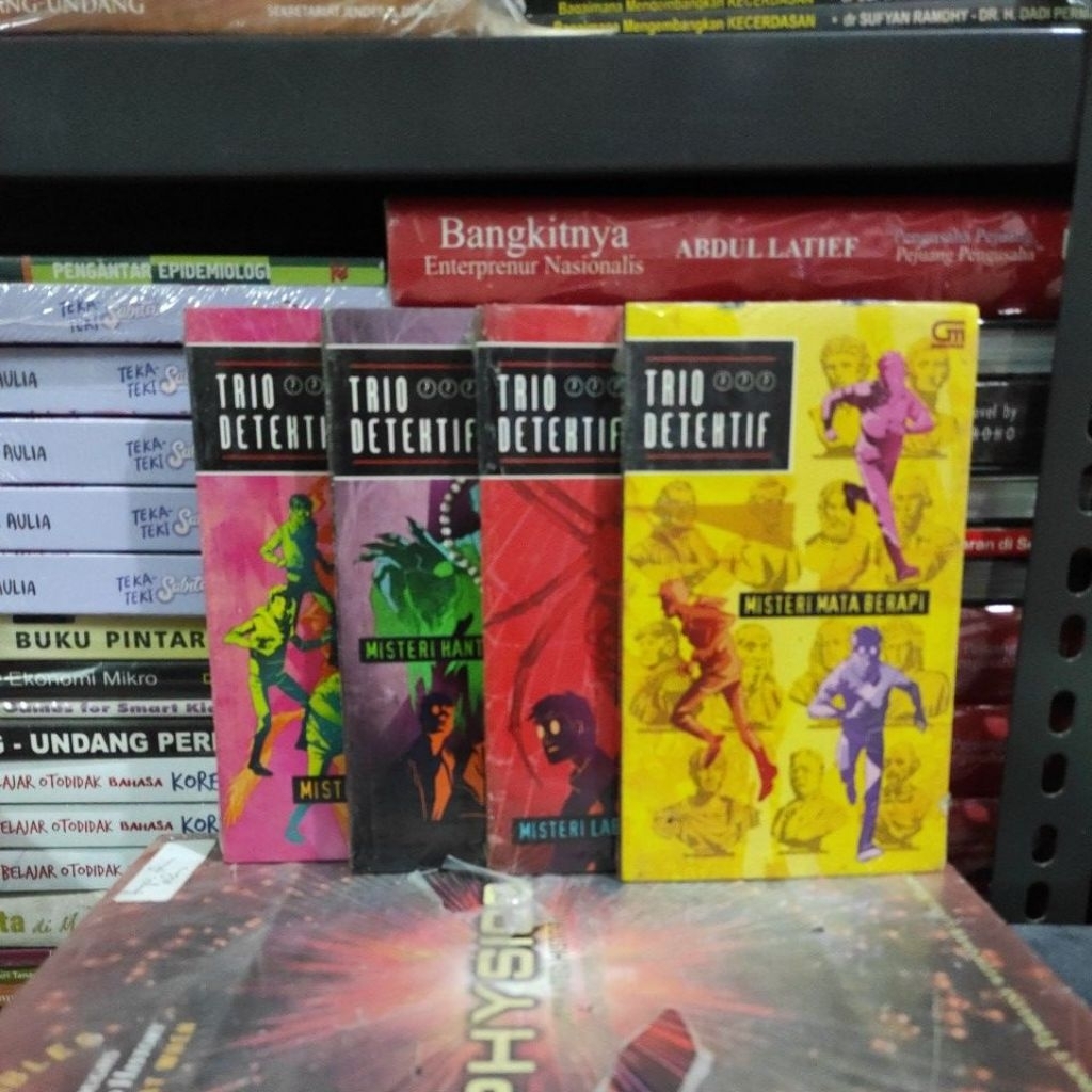 BUKU ORIGINAL TRIO DETEKTIF BUKU STOK ADA BEECAK-BERCAK ATAU BINTIK-BINTIK KUNING JADI KAMI KATEGORI