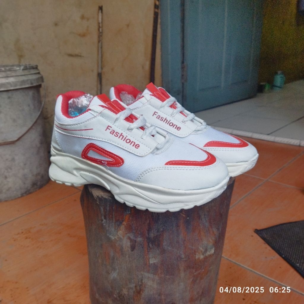 sepatu sneakers wanita merah putih