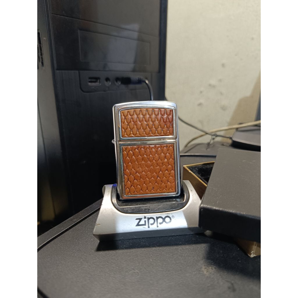 Zippo Diamond Cut Leather Emblem 2002 NOS