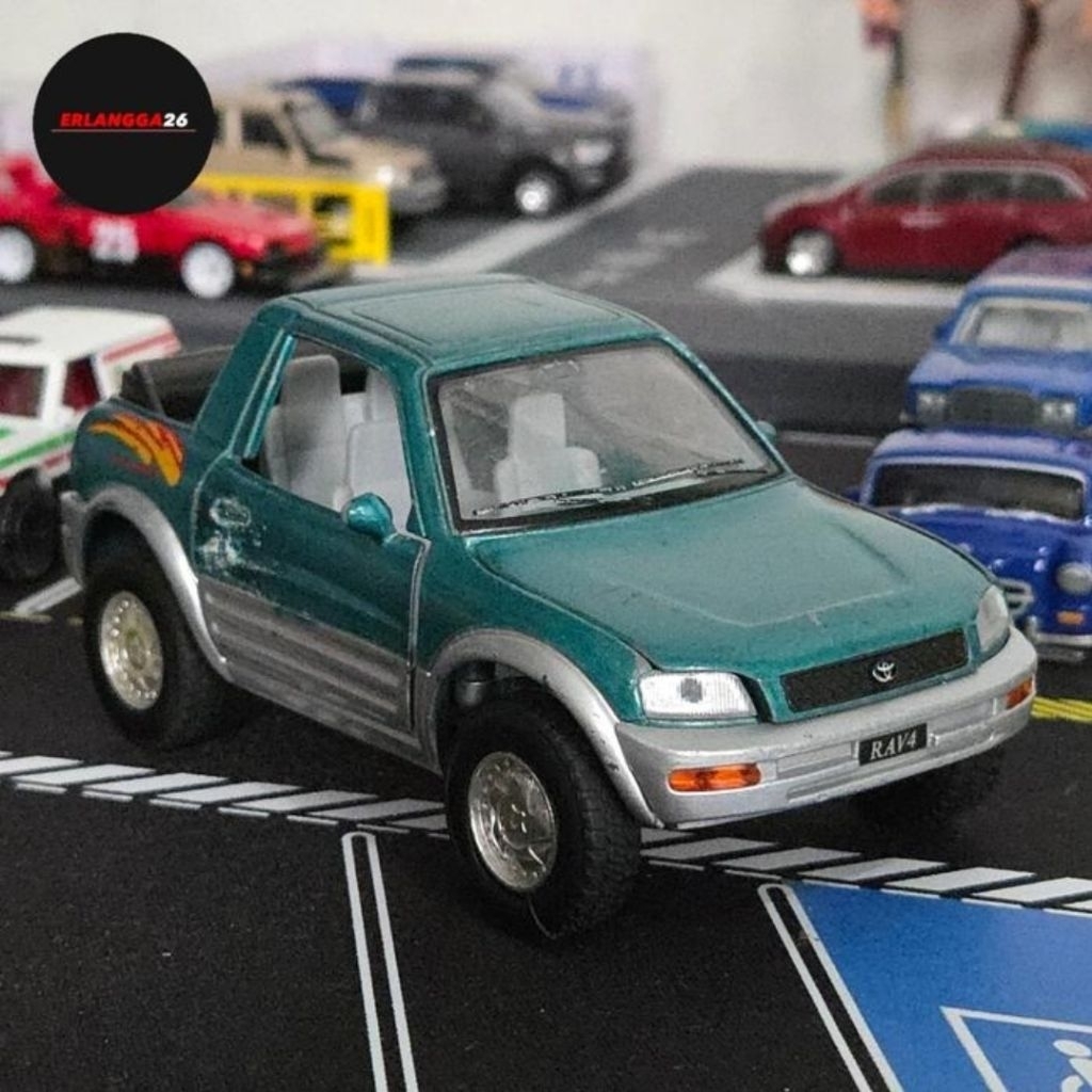 Diecast Kinsmart Toyota Rav4 Cabriolet skala 1:32 loose junk