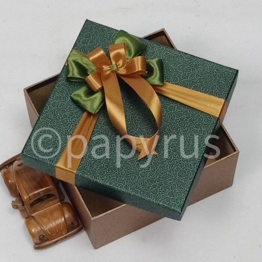 

PAPYRUS Kombinasi 20x20 Tinggi 8cm Kotak Kado Gift Box Hardbox Hampers Hadiah V2