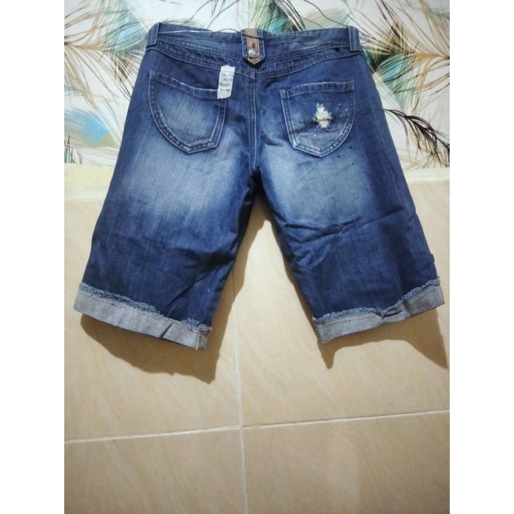 Levis pendek