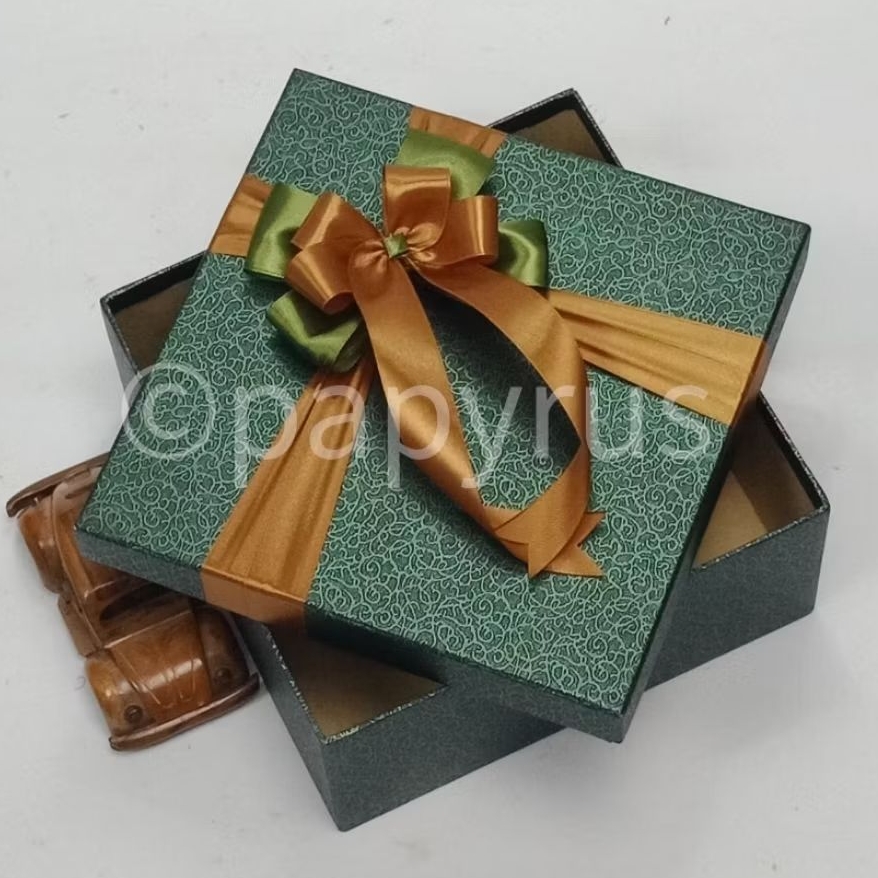 

PAPYRUS 22,5x22,5 Tinggi 8cm Kotak Kado Gift Box Hardbox Hampers V2