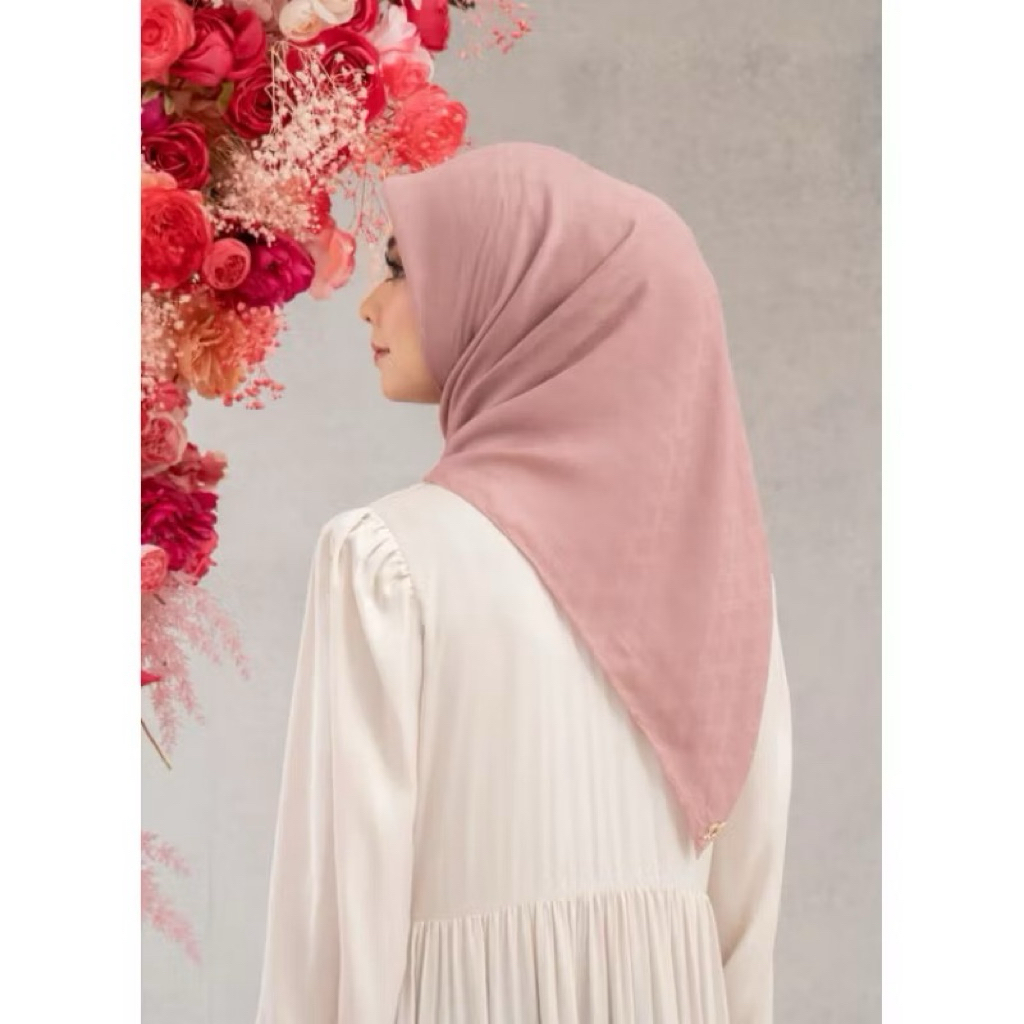 Wearing Klamby Scarf Mono Chain Vol 1 Rosella New