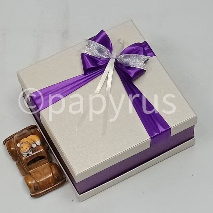 

PAPYRUS Sandwich 22,5x22,5 Tinggi 10cm Kotak Kado Gift Box Hardbox Hampers V3