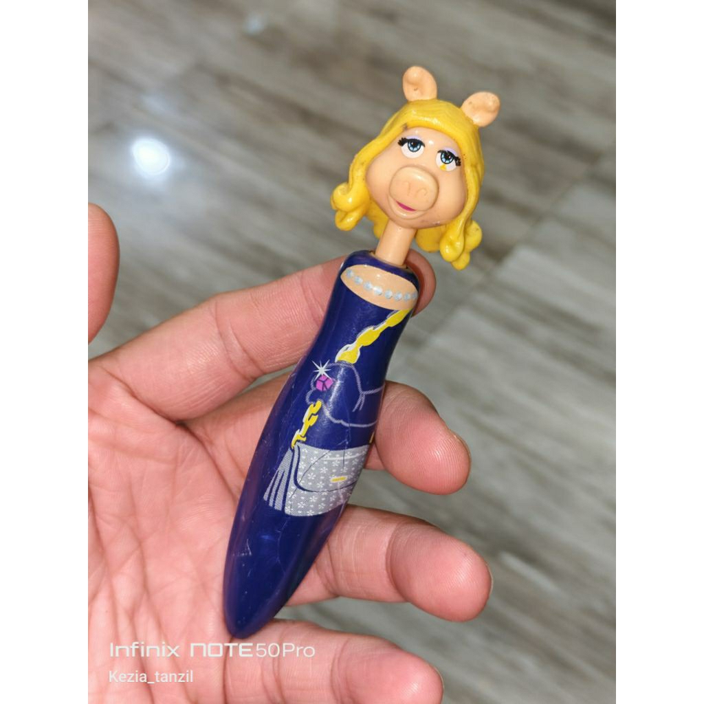 

ALAT TULIS PENA PULPEN ALAT TULIS MOTIF KARAKTER CHARACTER KARTUN CARTOON MISS PIGGY BALLPOINT THE MUPPET SHOW MUPET TINTA OFF HANYA PAJANGAN KOLEKSI ORIGINAL BRAND ASLI
