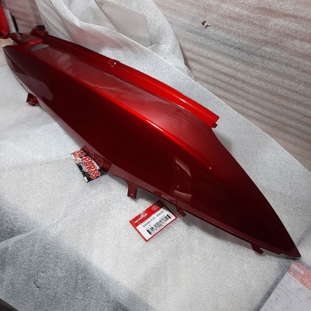 83500 KZL 930ZD COVER BODY SAMPING SPACY KARBU Fi MERAH KANAN ORIGINAL AHM