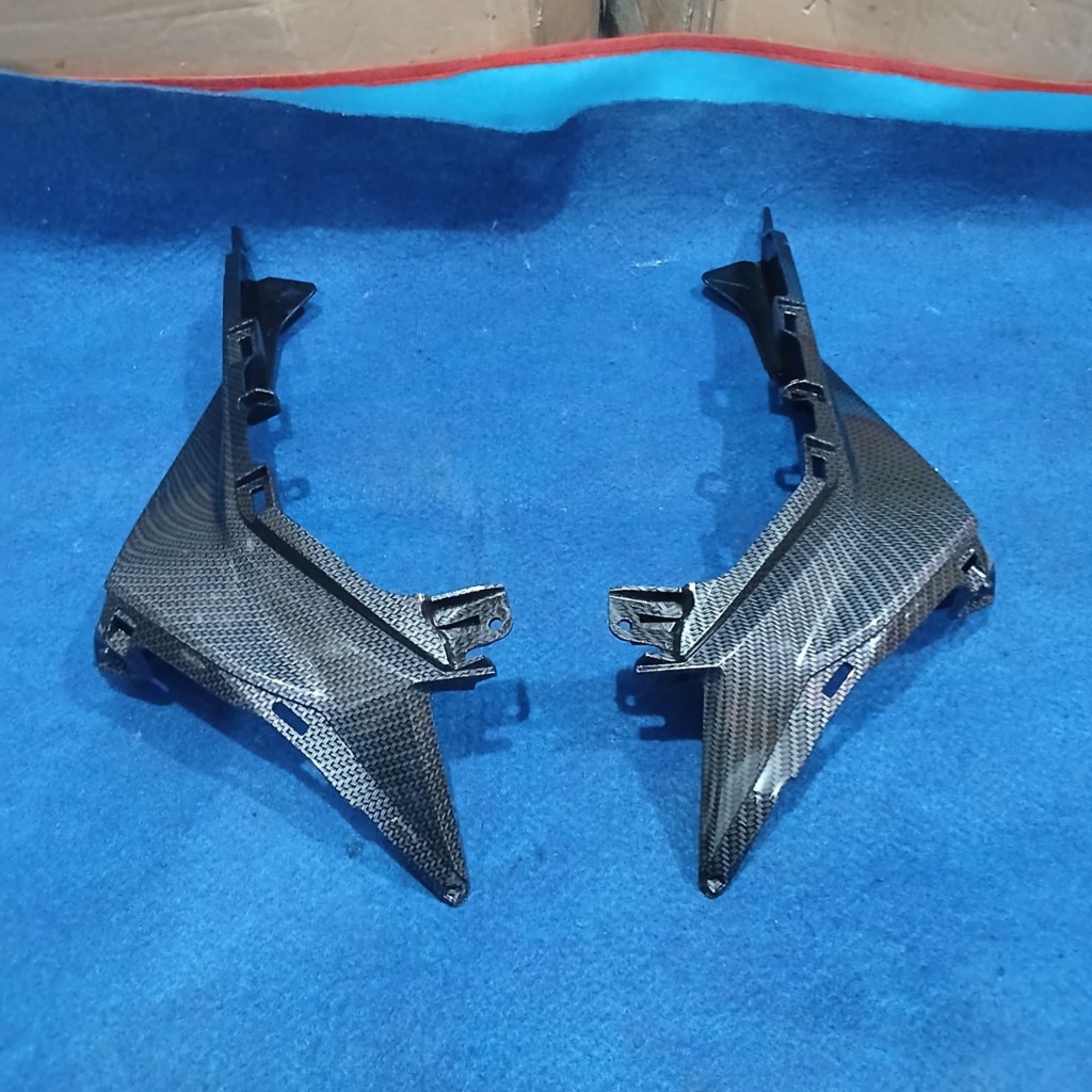 COVER SAMBUNGAN PIPI KANAN KIRI K45R SAMPING LAMPU DEPAN HONDA CBR 150R NEW KARBON