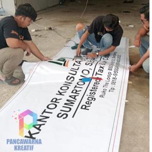 

Papan Nama Toko atau Kios 3 x 1 M | Alumunium & Stiker Vinyl High Resolution Hitam Besi
