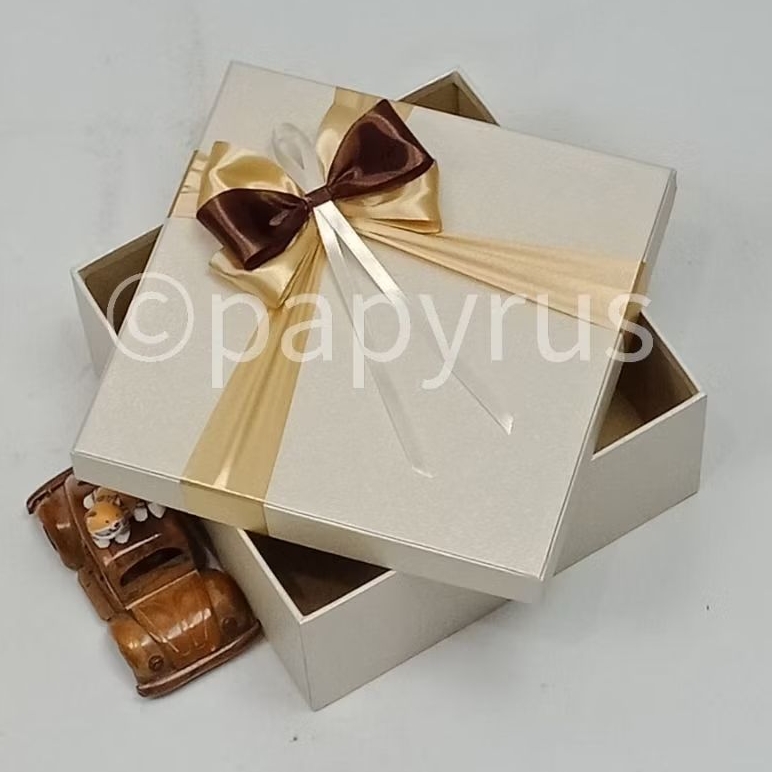 

PAPYRUS 22,5x22,5 Tinggi 8cm Kotak Kado Gift Box Hardbox Hampers Hadiah V3
