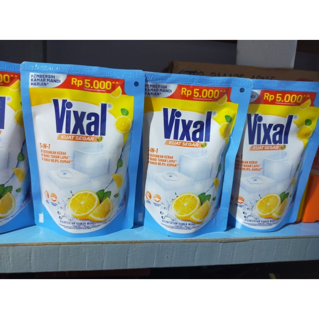Vixal Kuat Segar Pembersih Kamar Mandi Refill 180 ml