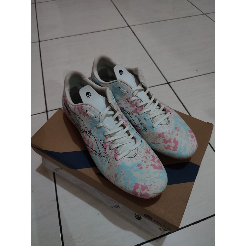 sepatu bola bekas/second berkualitas mills